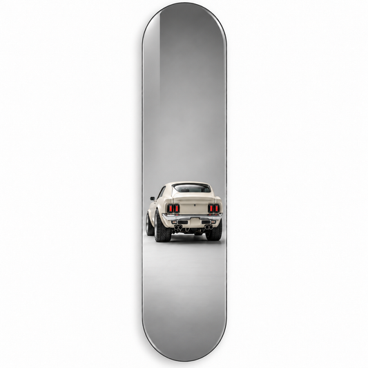 Gri Zeminde Beyaz Klasik Mustang Dikey Skate Board Cam Tablo – Beyaz vitrin