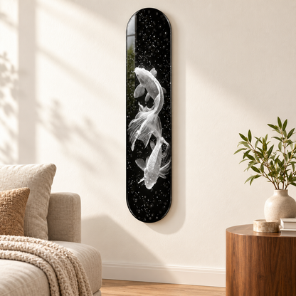 Işıltılı Beyaz Koi Balıkları Dikey Skate Board Cam Tablo – Salonda görünüm