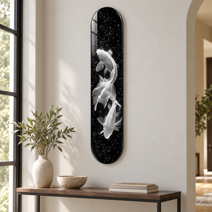 Işıltılı Beyaz Koi Balıkları Dikey Skate Board Cam Tablo – Antrede görünüm