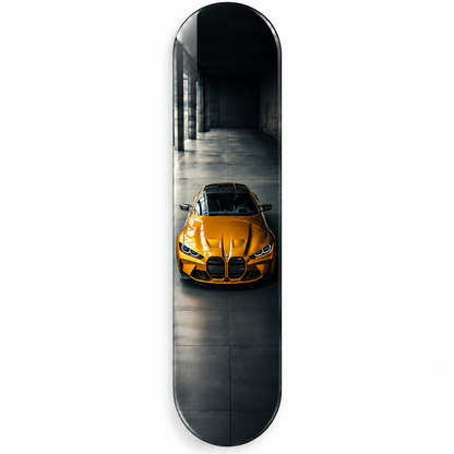 Karanlık Garajda Altın Renkli Spor Otomobil Dikey Skate Board Cam Tablo – Vitrin