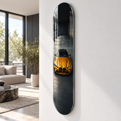 Karanlık Garajda Altın Renkli Spor Otomobil Dikey Skate Board Cam Tablo – Açılı görünüm