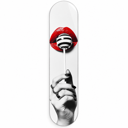 Kırmızı Dudak ve Çizgili Lolipop Dikey Skate Board Cam Tablo – Beyaz fonda ön görünüm