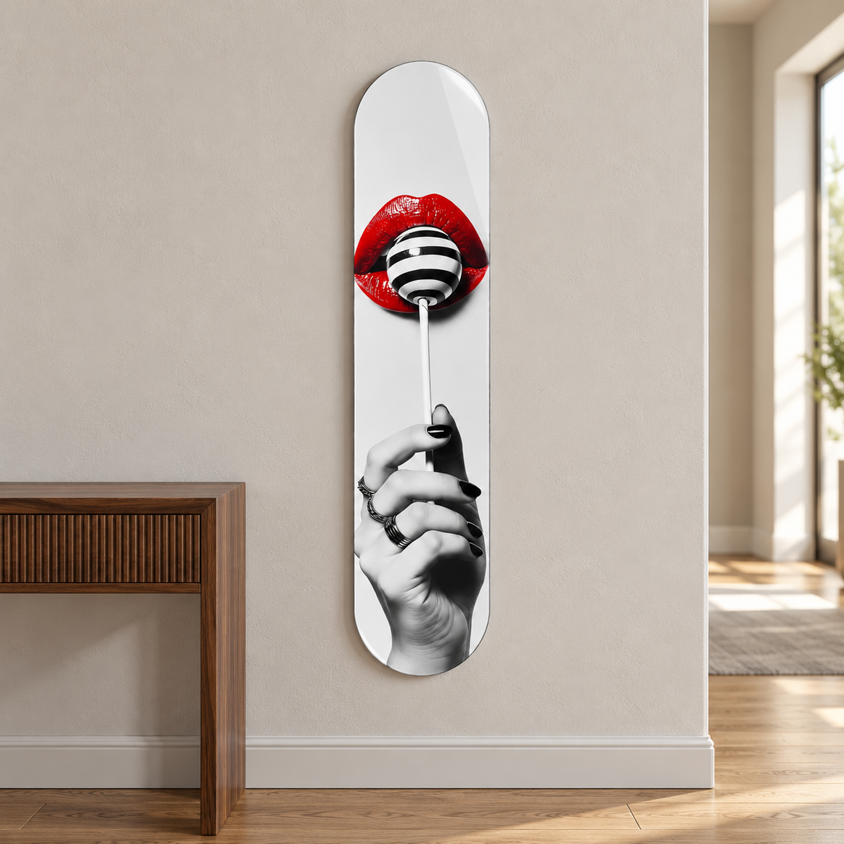 Kırmızı Dudak ve Çizgili Lolipop Dikey Skate Board Cam Tablo – Antrede görünüm
