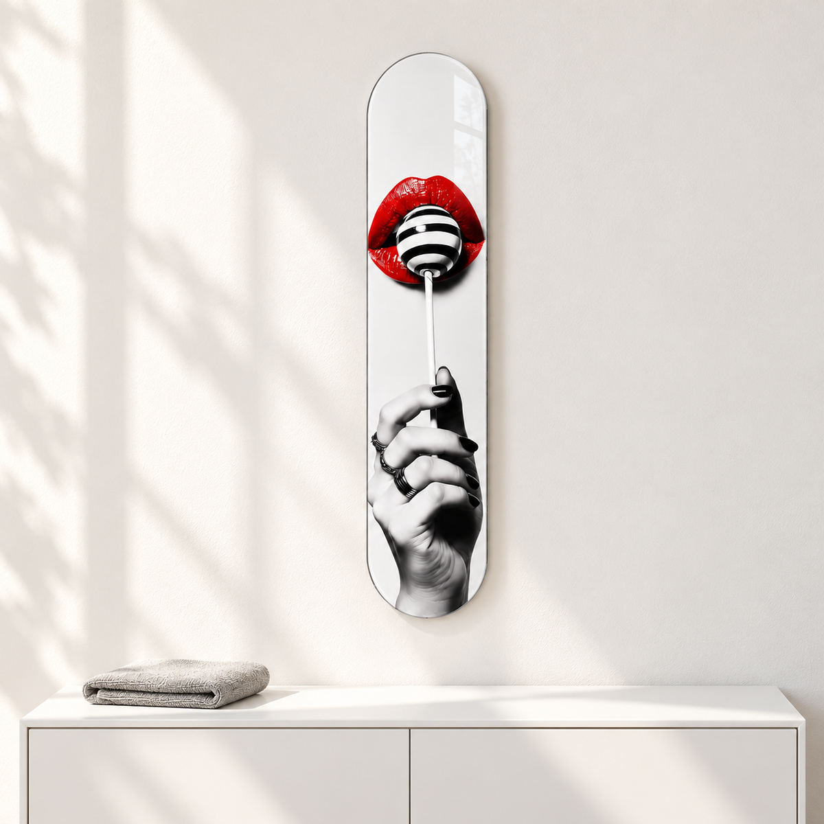 Kırmızı Dudak ve Çizgili Lolipop Dikey Skate Board Cam Tablo – Mikrofiber bezle bakım