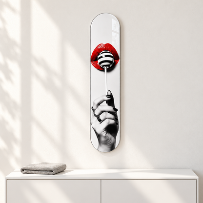 Kırmızı Dudak ve Çizgili Lolipop Dikey Skate Board Cam Tablo – Mikrofiber bezle bakım