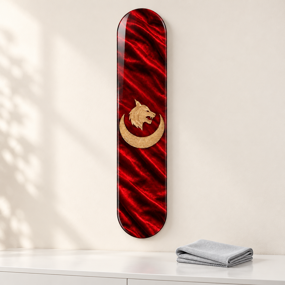 Kırmızı Saten Hilal ve Bozkurt Dikey Skate Board Cam Tablo – Mikrofiber bezle bakım