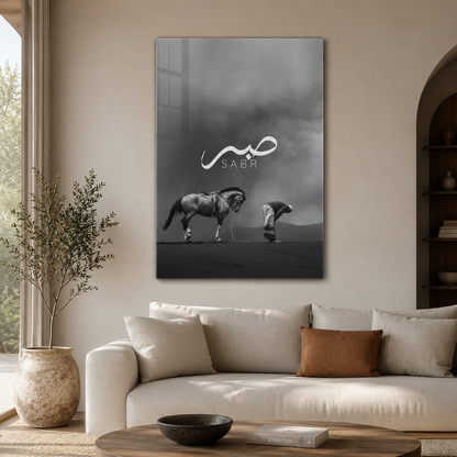 Sabr yazılı at ve insan siyah beyaz dikey cam tablo modern salon mockup