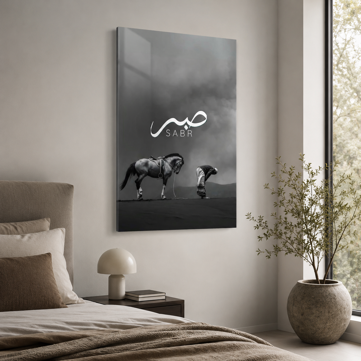 Sabr yazılı at ve insan siyah beyaz dikey cam tablo modern yatak odası mockup