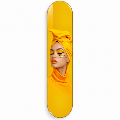 Sarı Başörtülü Kadın Dikey Skate Board Cam Tablo – Beyaz fonda ön görünüm