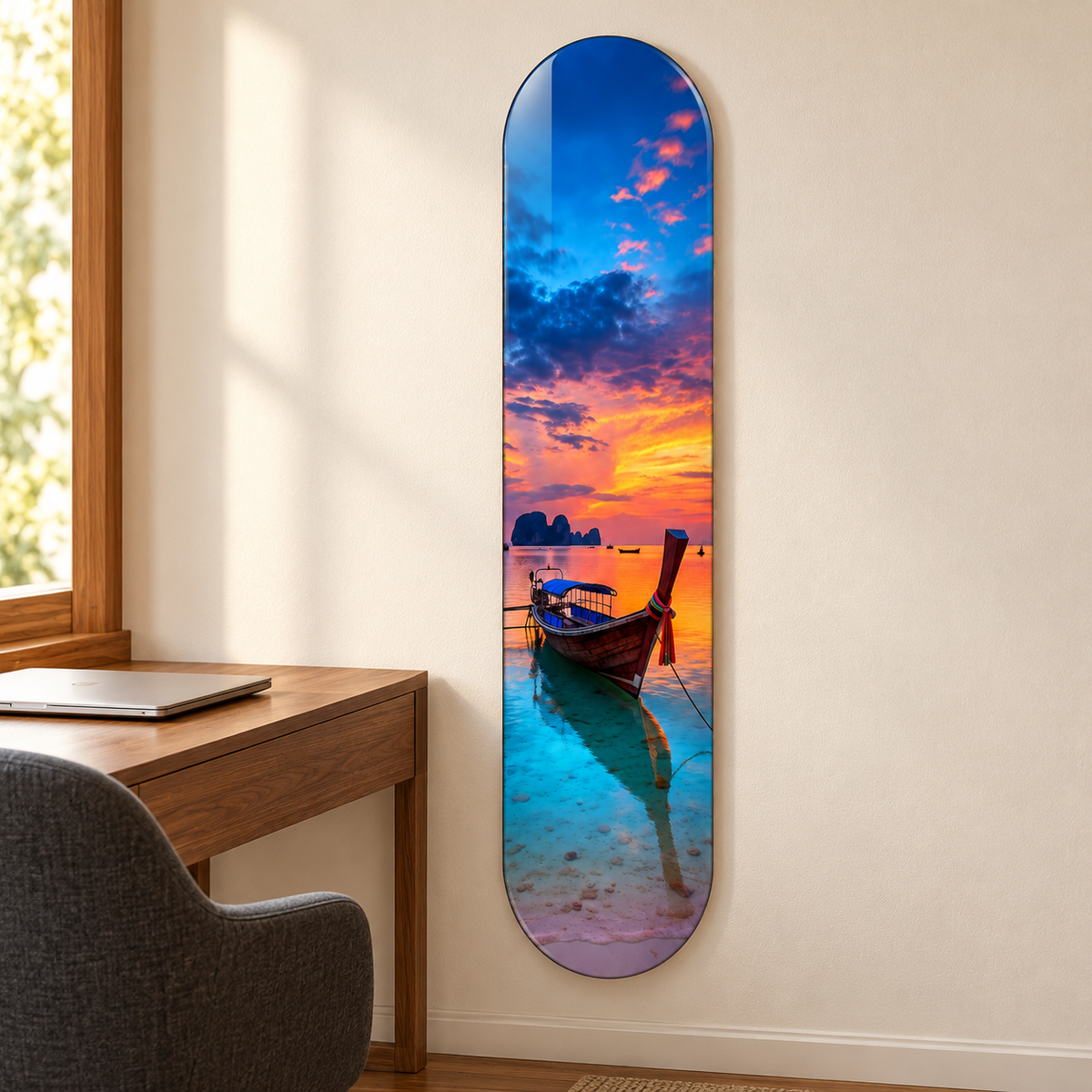 Gün Doğumunda Tayland Kayığı Dikey Skate Board Cam Tablo – Çalışma odasında görünüm