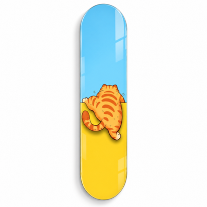 Tırmanan turuncu kedi dikey skateboard cam tablo - beyaz fonda ana ürün