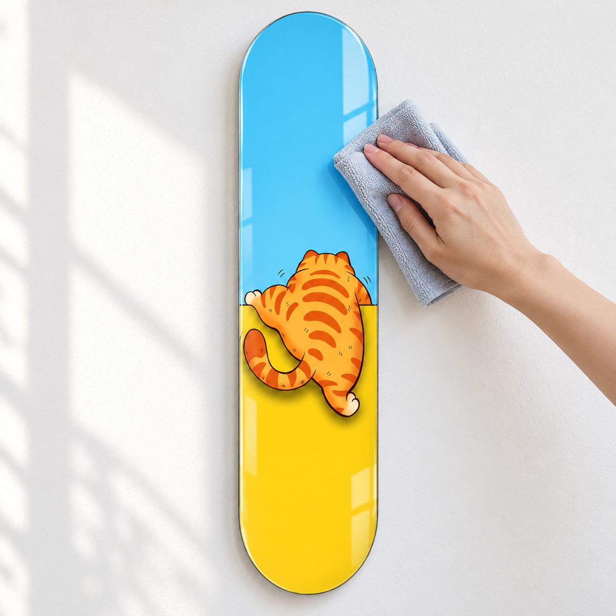 Tırmanan turuncu kedi dikey skateboard cam tablo - mikrofiber bezle temizlik