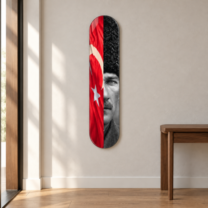 Türk Bayrağı ve Atatürk Portresi Dikey Skate Board Cam Tablo – Antrede görünüm