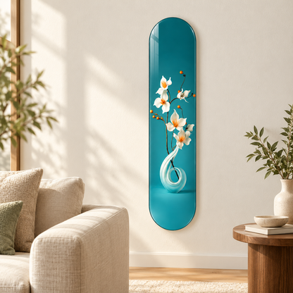 Turkuaz Zeminde Beyaz Çiçekler Dikey Skate Board Cam Tablo – Salonda görünüm