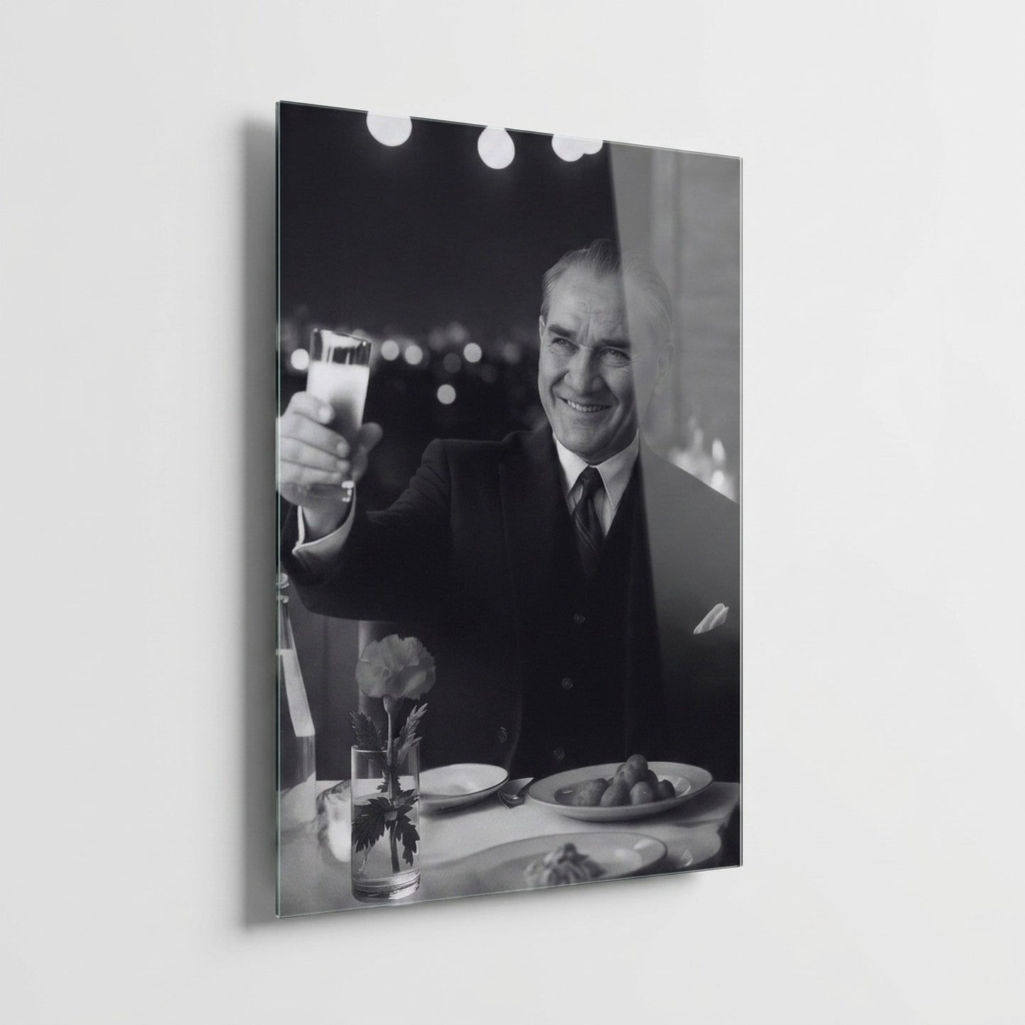 Mustafa Kemal Atatürk Kadeh Kaldıran Portre Dikey Cam Tablo