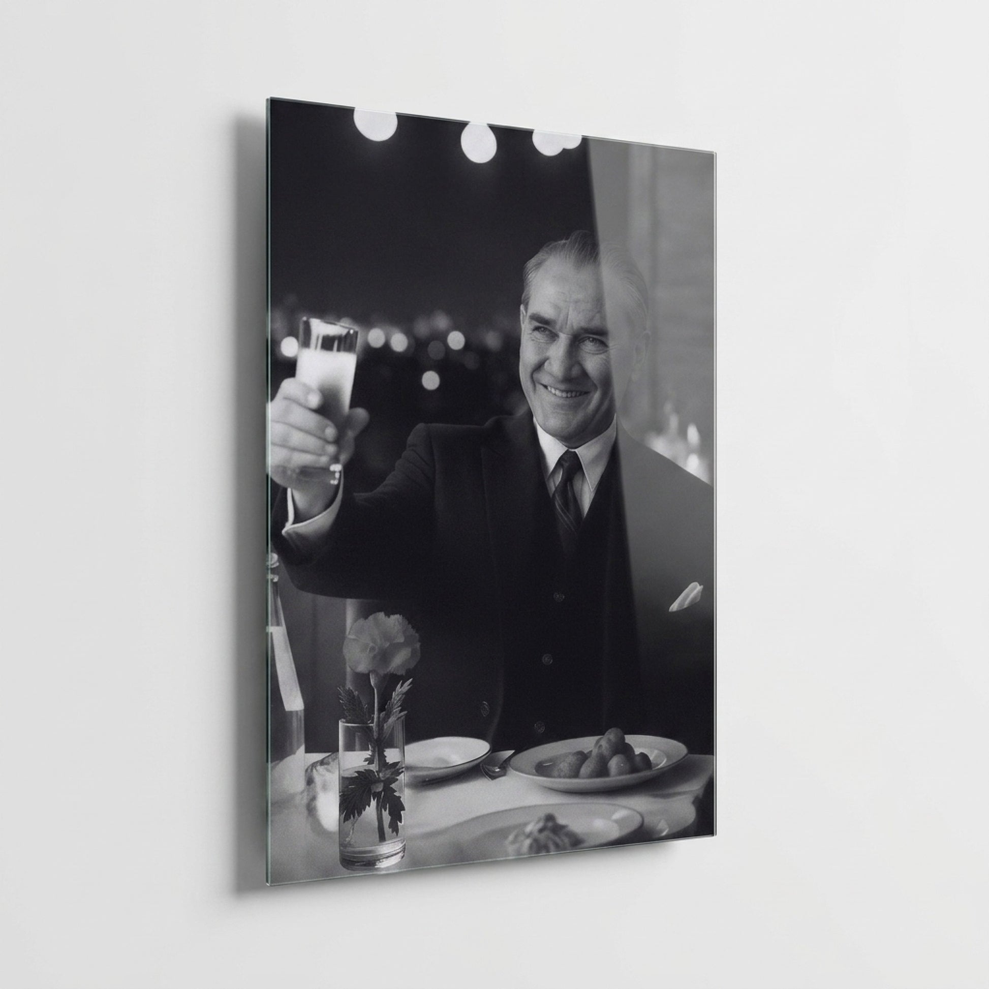 Mustafa Kemal Atatürk Kadeh Kaldıran Portre Dikey Cam Tablo