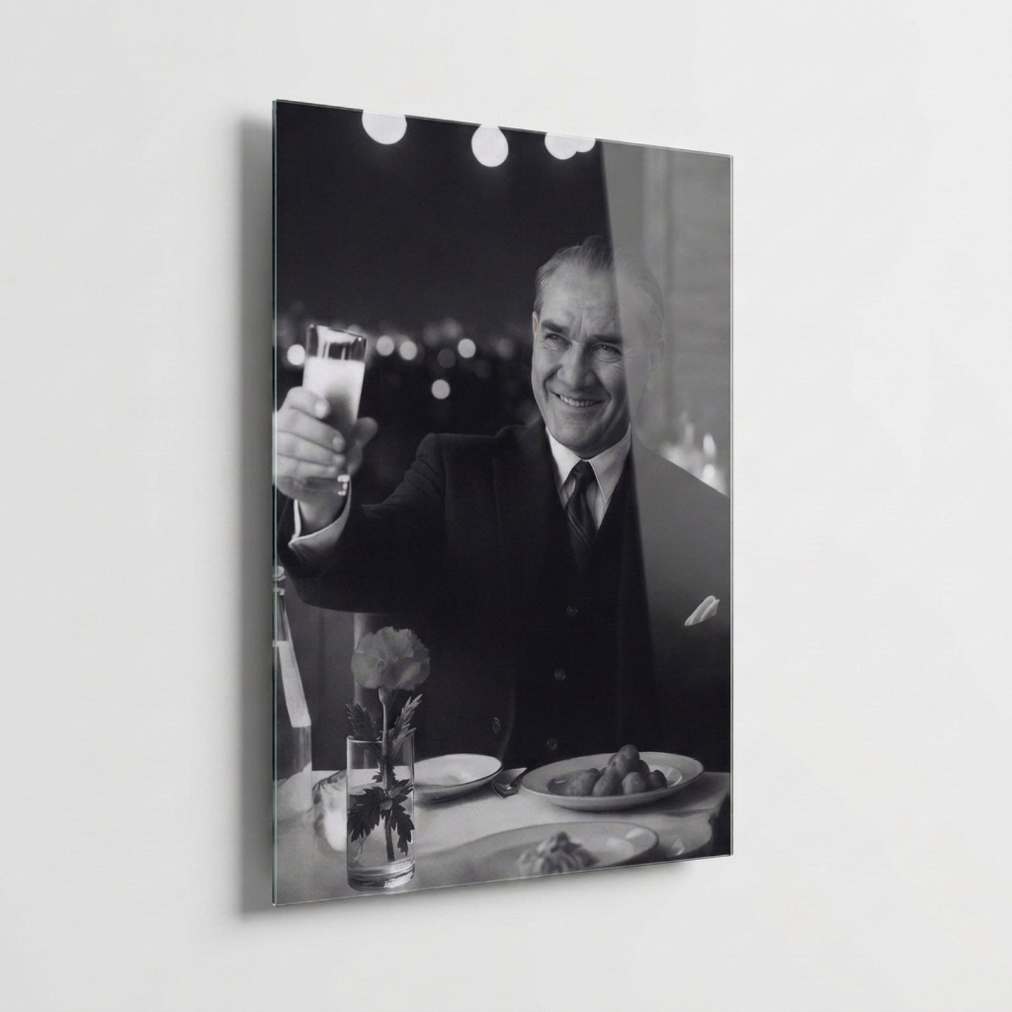 Mustafa Kemal Atatürk Kadeh Kaldıran Portre Dikey Cam Tablo