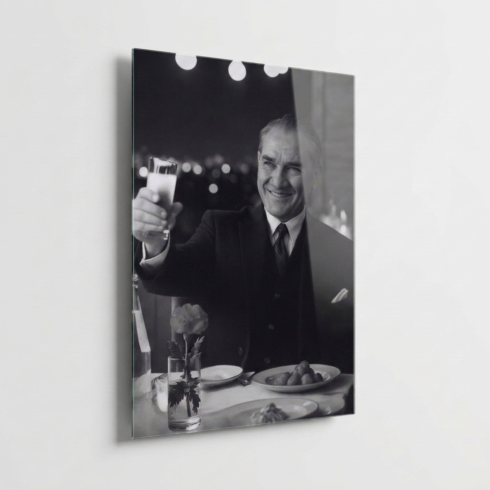 Mustafa Kemal Atatürk Kadeh Kaldıran Portre Dikey Cam Tablo