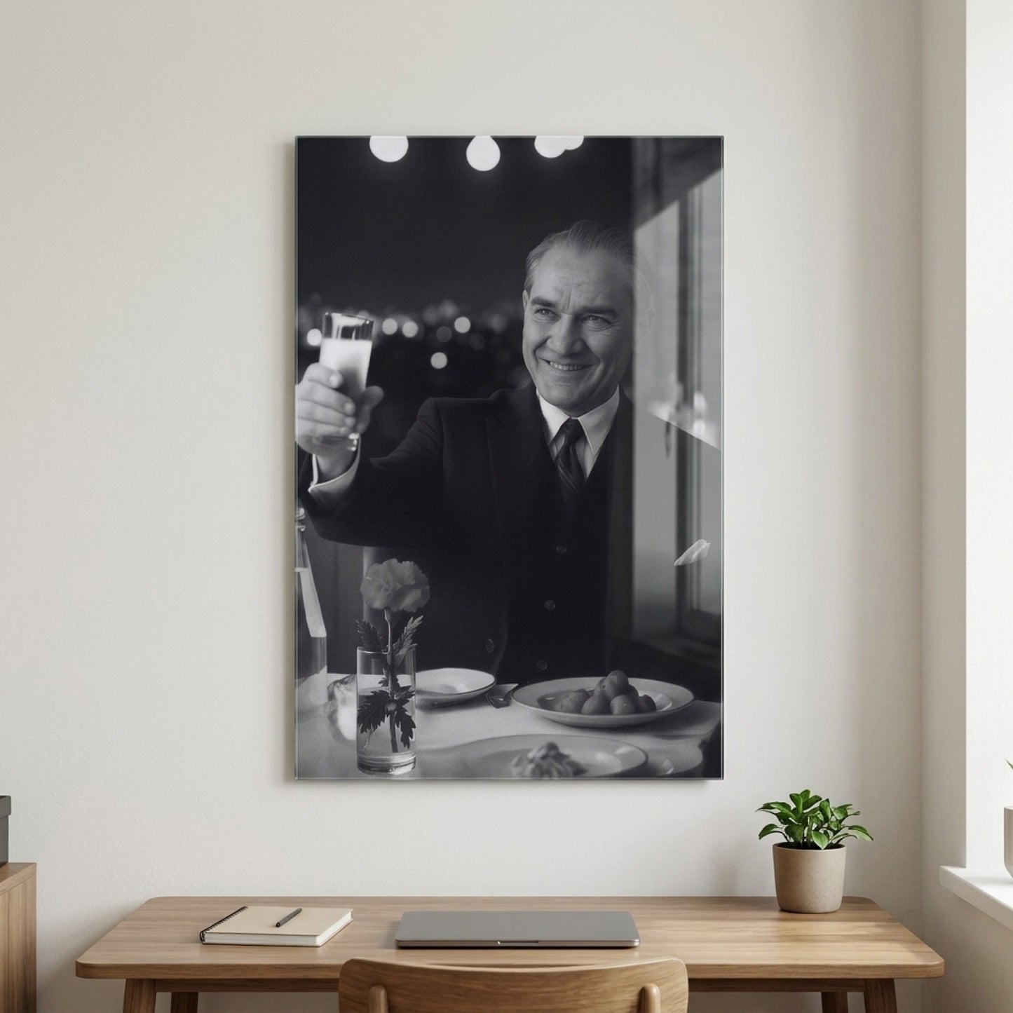 Mustafa Kemal Atatürk Kadeh Kaldıran Portre Dikey Cam Tablo