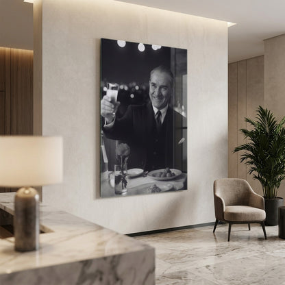 Mustafa Kemal Atatürk Kadeh Kaldıran Portre Dikey Cam Tablo