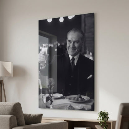 Mustafa Kemal Atatürk Kadeh Kaldıran Portre Dikey Cam Tablo