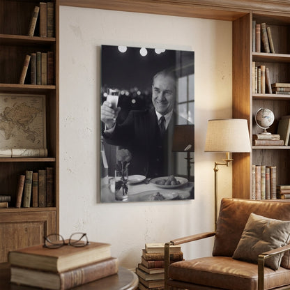 Mustafa Kemal Atatürk Kadeh Kaldıran Portre Dikey Cam Tablo