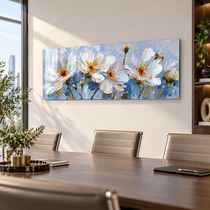 Mavi zeminde beyaz çiçekler panoramik cam tablonun modern ofiste doğal gün ışığıyla sergilenmesi