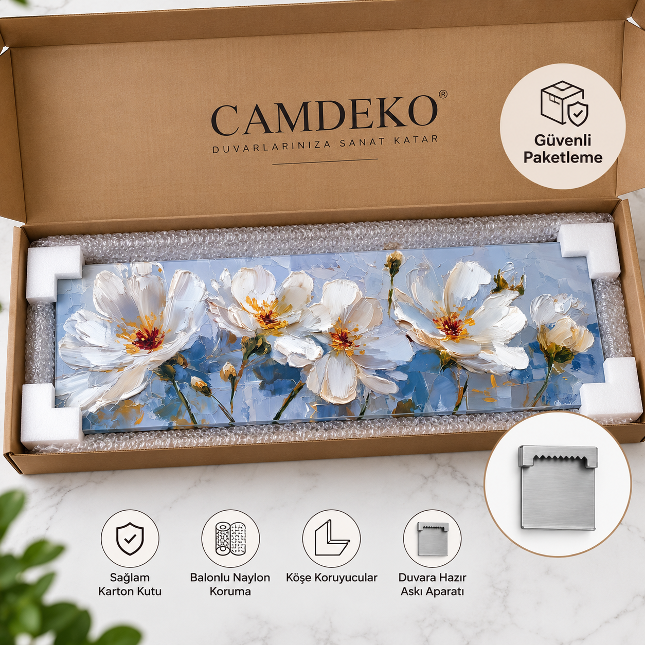Mavi zeminde beyaz çiçekler panoramik cam tablo, köşe koruyucular ve koruyucu ambalajla güvenli paketleme