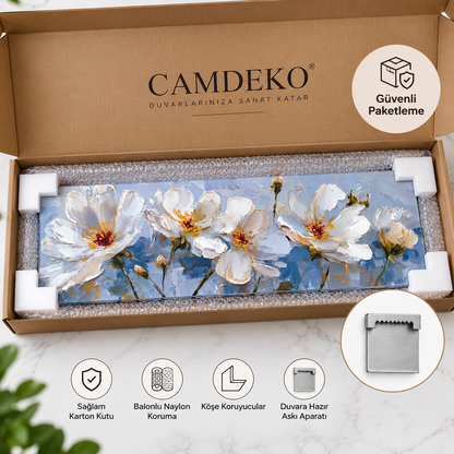 Mavi zeminde beyaz çiçekler panoramik cam tablo, köşe koruyucular ve koruyucu ambalajla güvenli paketleme