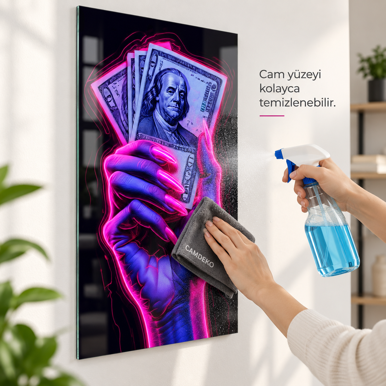 Neon dolar tutan el dikey cam tablonun ön cam yüzeyinde sprey ve bezle temizlik uygulaması