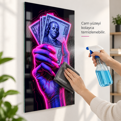 Neon dolar tutan el dikey cam tablonun ön cam yüzeyinde sprey ve bezle temizlik uygulaması