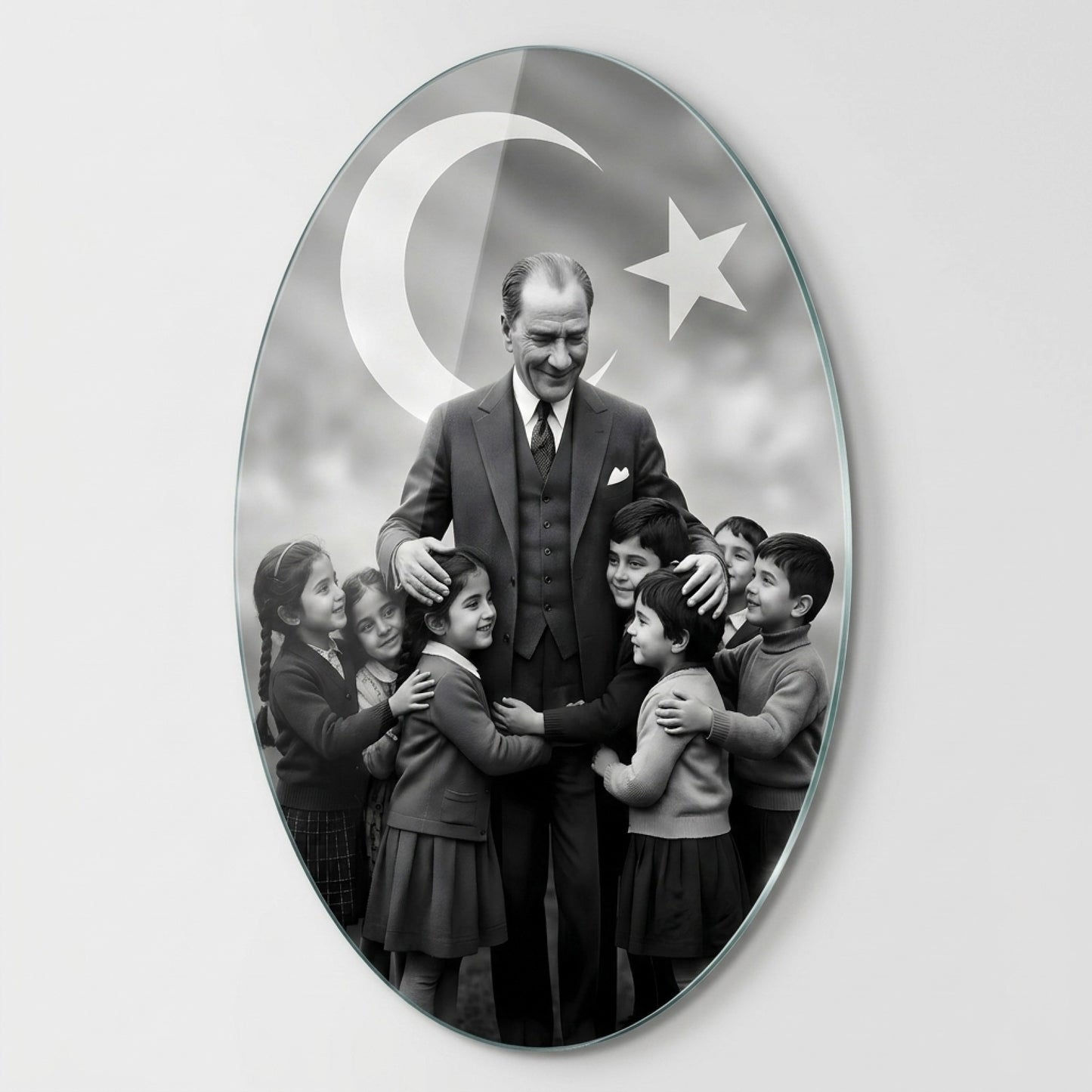 Atatürk Çocuklarla Ay Yıldız Fonlu Siyah Beyaz Oval Dikey Cam Tablo