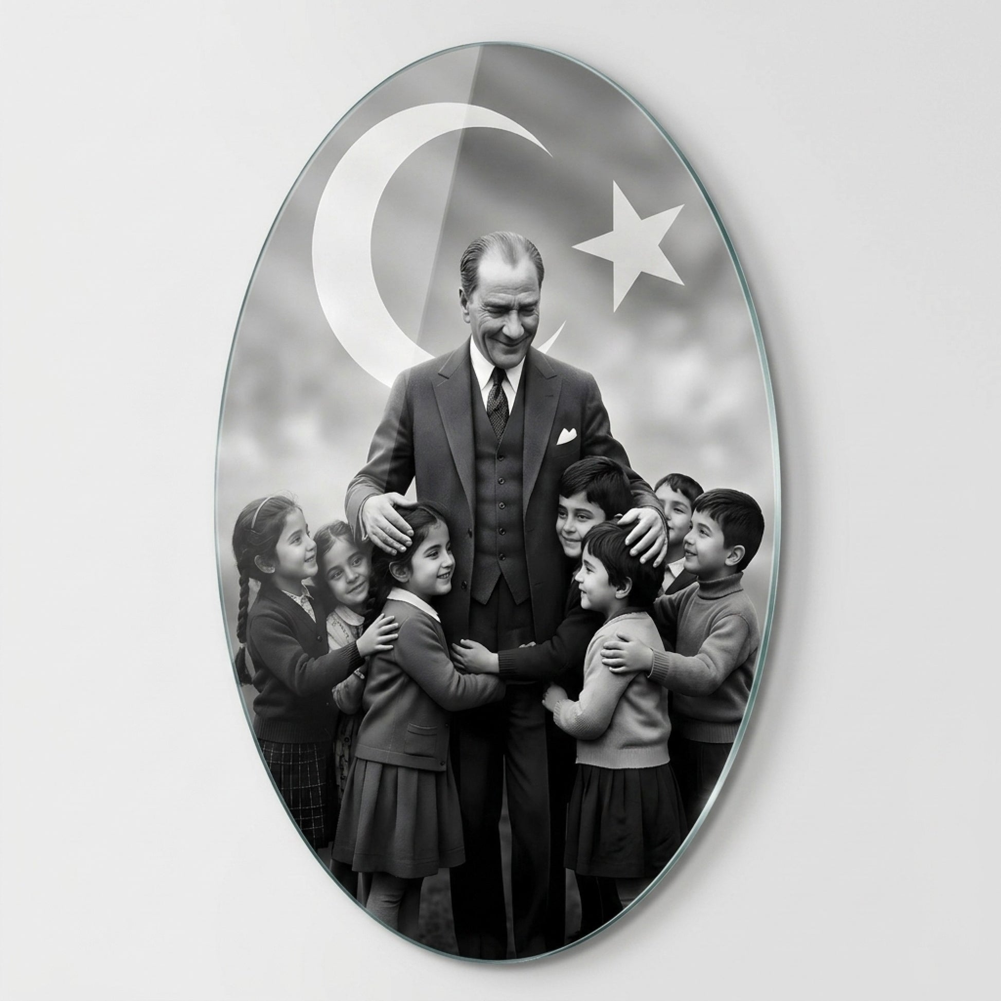 Atatürk Çocuklarla Ay Yıldız Fonlu Siyah Beyaz Oval Dikey Cam Tablo