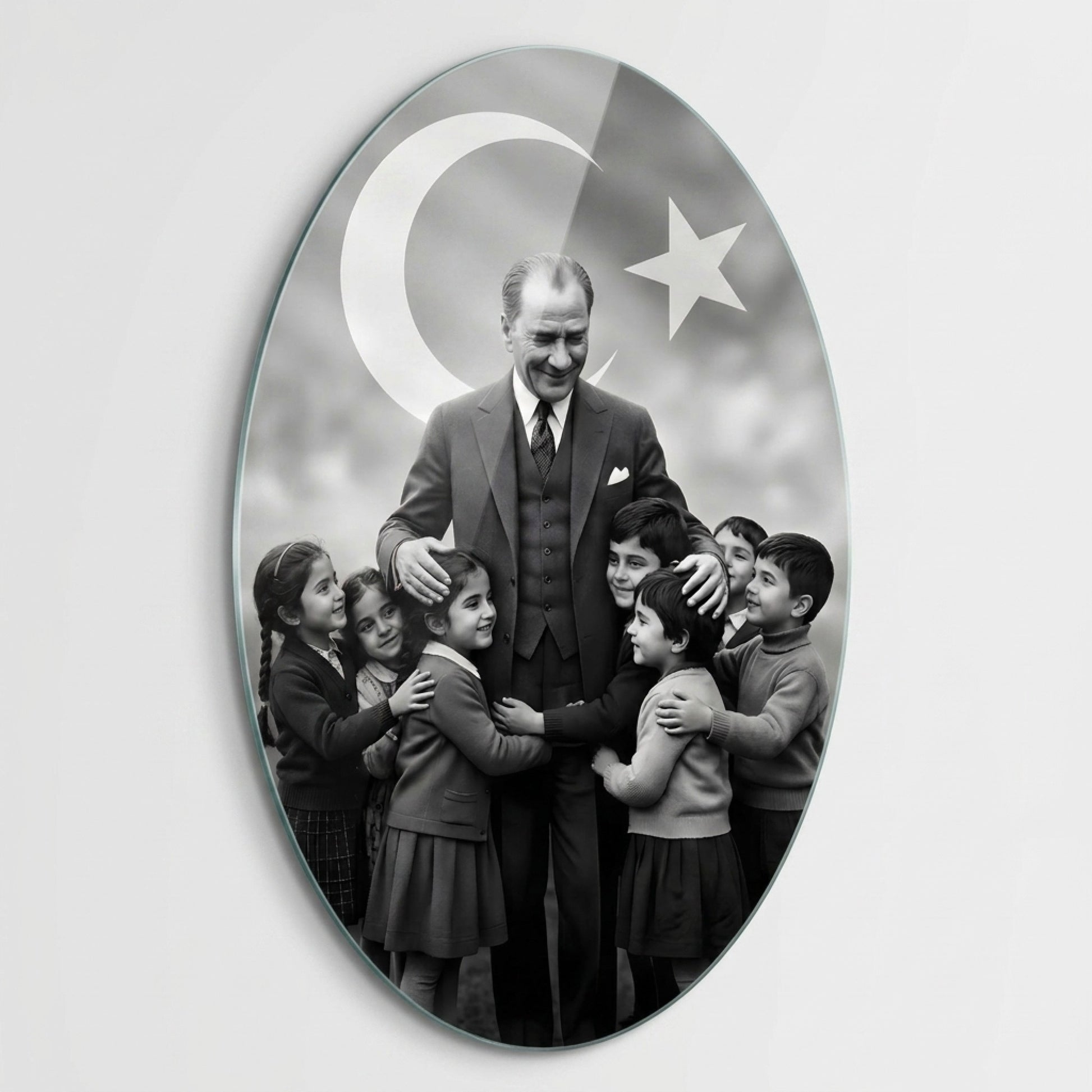 Atatürk Çocuklarla Ay Yıldız Fonlu Siyah Beyaz Oval Dikey Cam Tablo