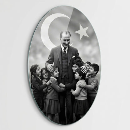 Atatürk Çocuklarla Ay Yıldız Fonlu Siyah Beyaz Oval Dikey Cam Tablo