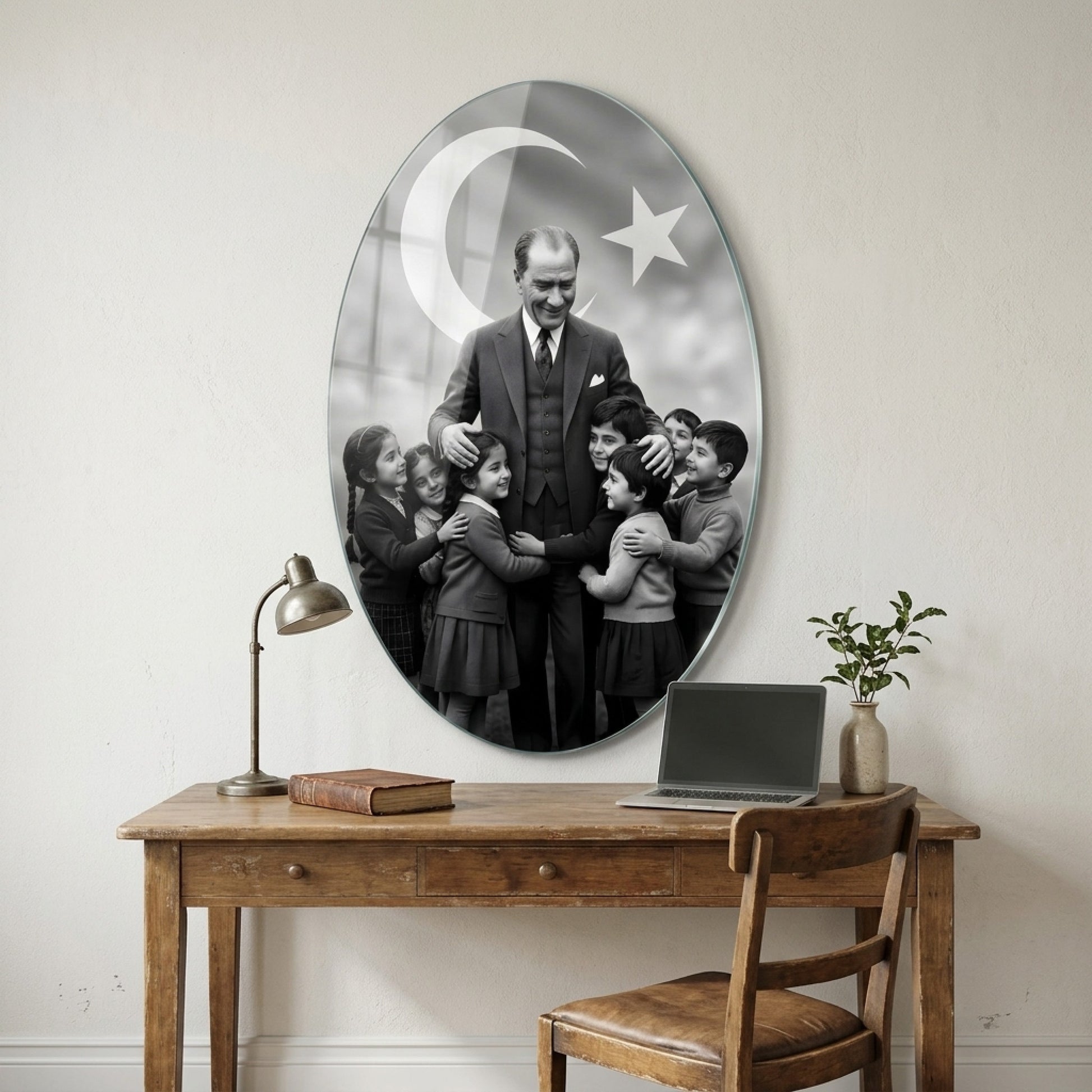 Atatürk Çocuklarla Ay Yıldız Fonlu Siyah Beyaz Oval Dikey Cam Tablo