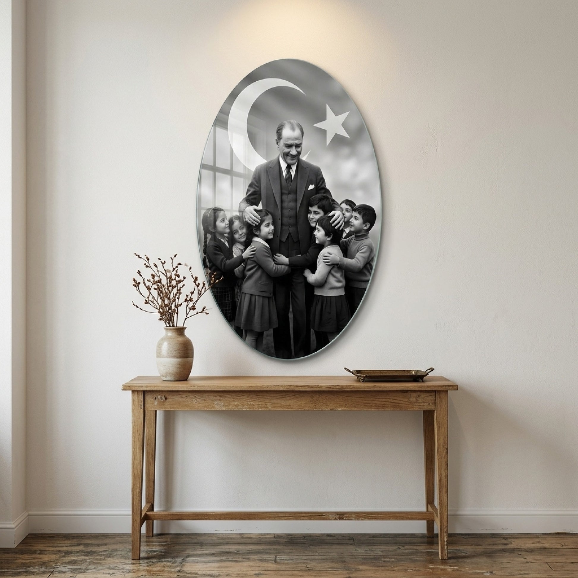 Atatürk Çocuklarla Ay Yıldız Fonlu Siyah Beyaz Oval Dikey Cam Tablo