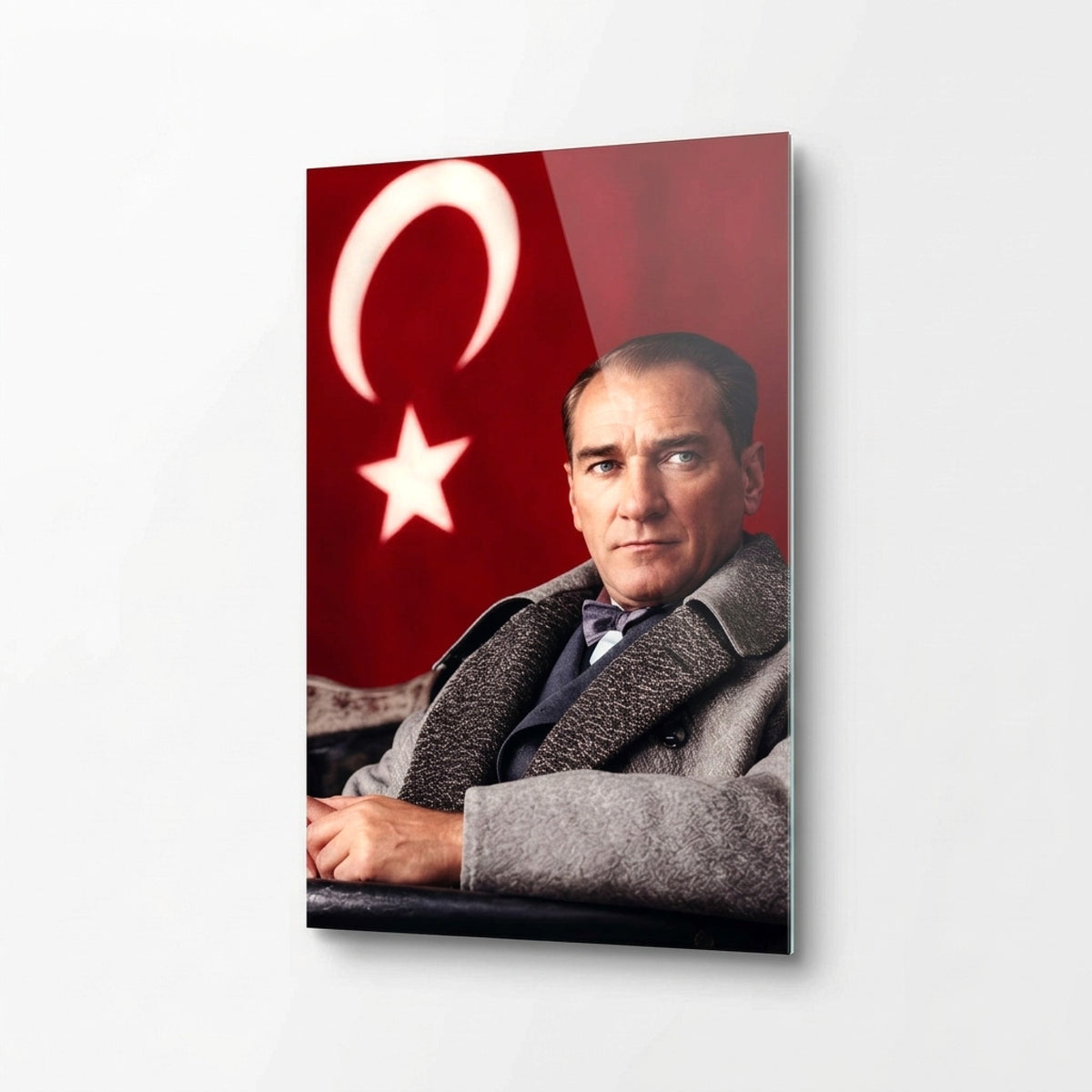 Atatürk Portresi Bayraklı Dikey Cam Tablo