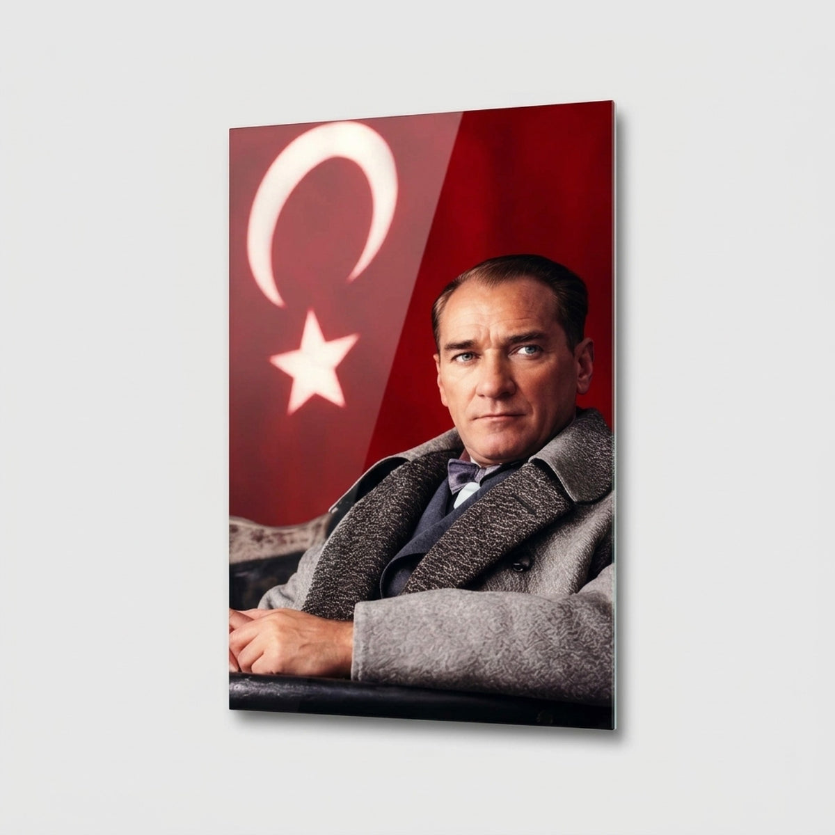 Atatürk Portresi Bayraklı Dikey Cam Tablo