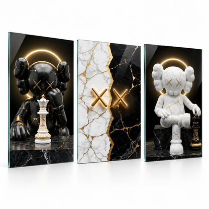 KAWS satranç temalı siyah beyaz gold 3'lü cam tablo beyaz zemin vitrin