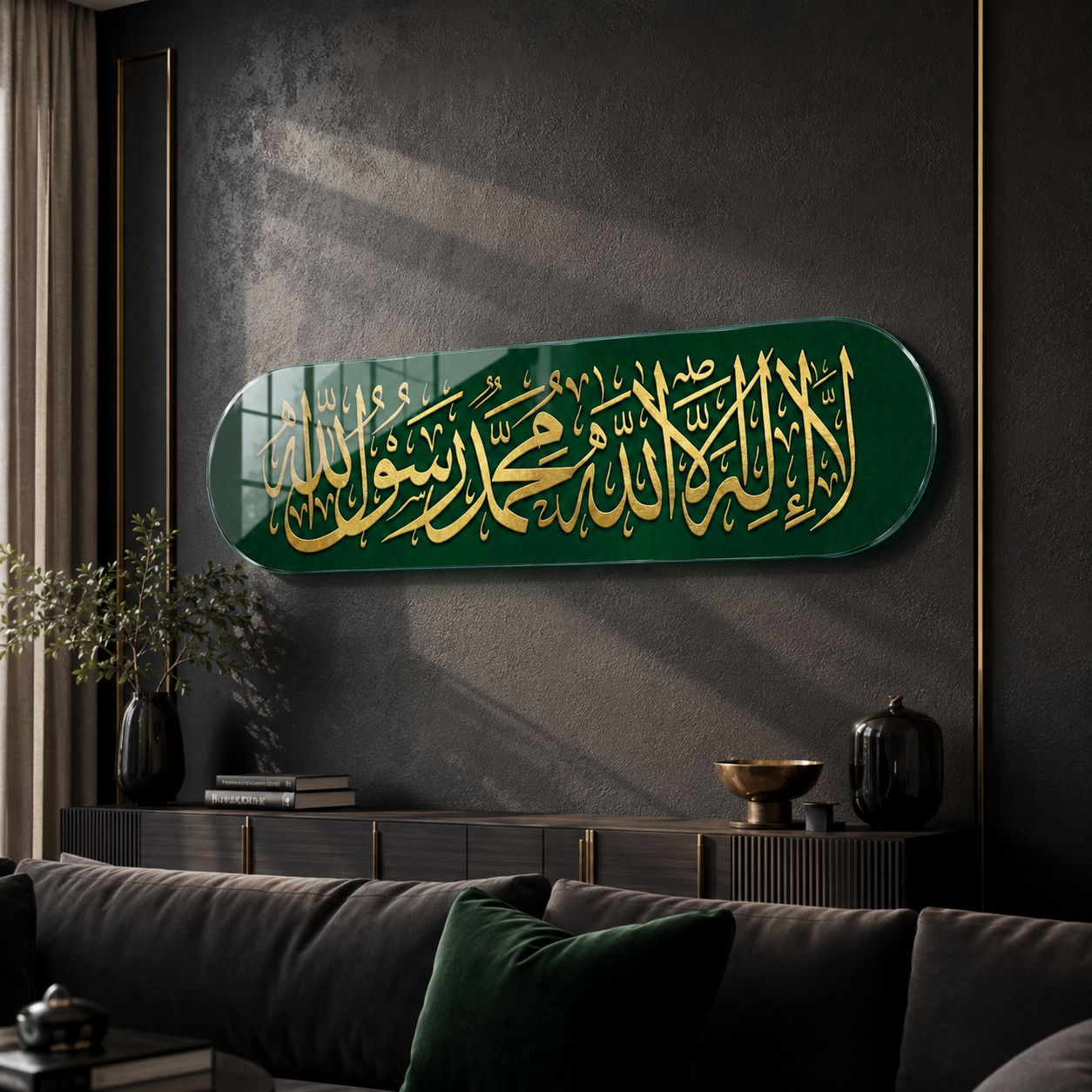 Yeşil gold Kelime-i Tevhid Skate Board yatay cam tablo koyu salon mockup