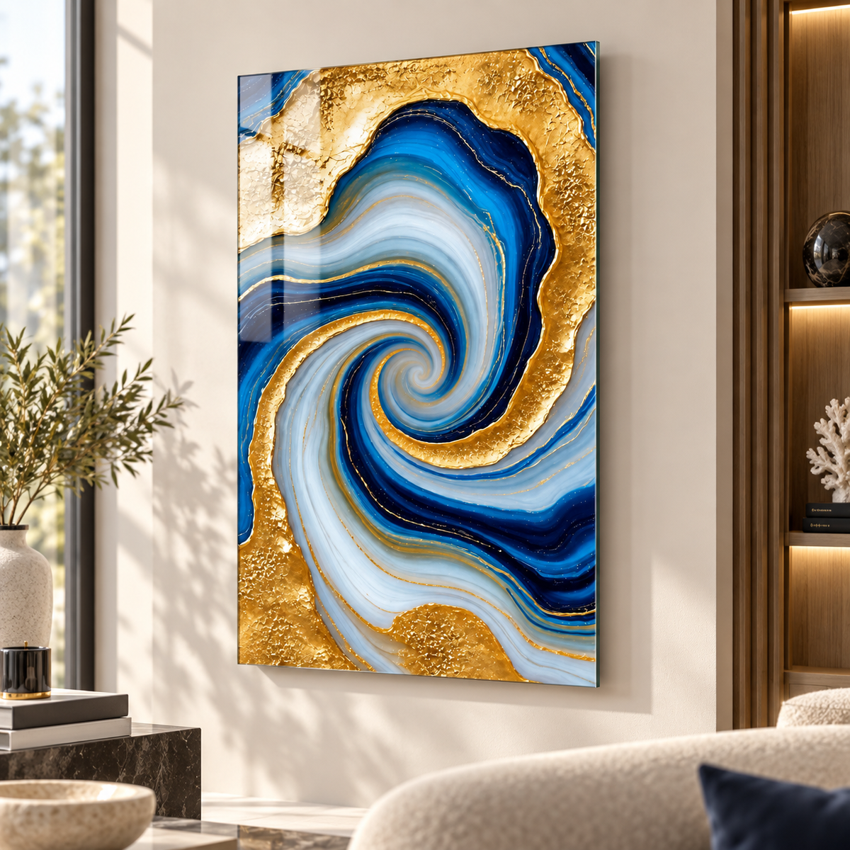 Mavi Gold Girdap Desenli Dikey Cam Tablo, doğal gün ışığında salon duvarı görünümü