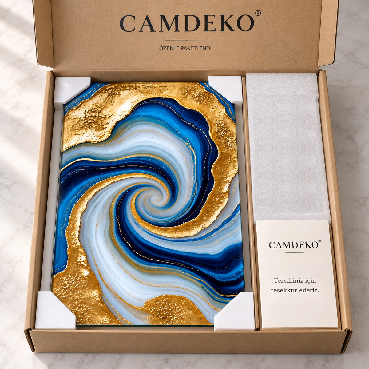 Mavi Gold Girdap Desenli Dikey Cam Tablo, koruyucu köpük ve köşe koruyucularıyla CAMDEKO kutusunda paketleme