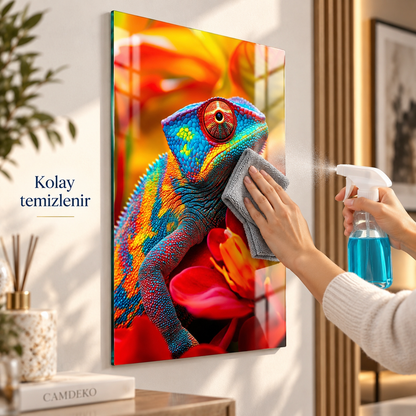 Renkli bukalemun ve çiçekler temalı dikey cam tablo mikrofiber bez ve camsil ile kolay temizlik detayı