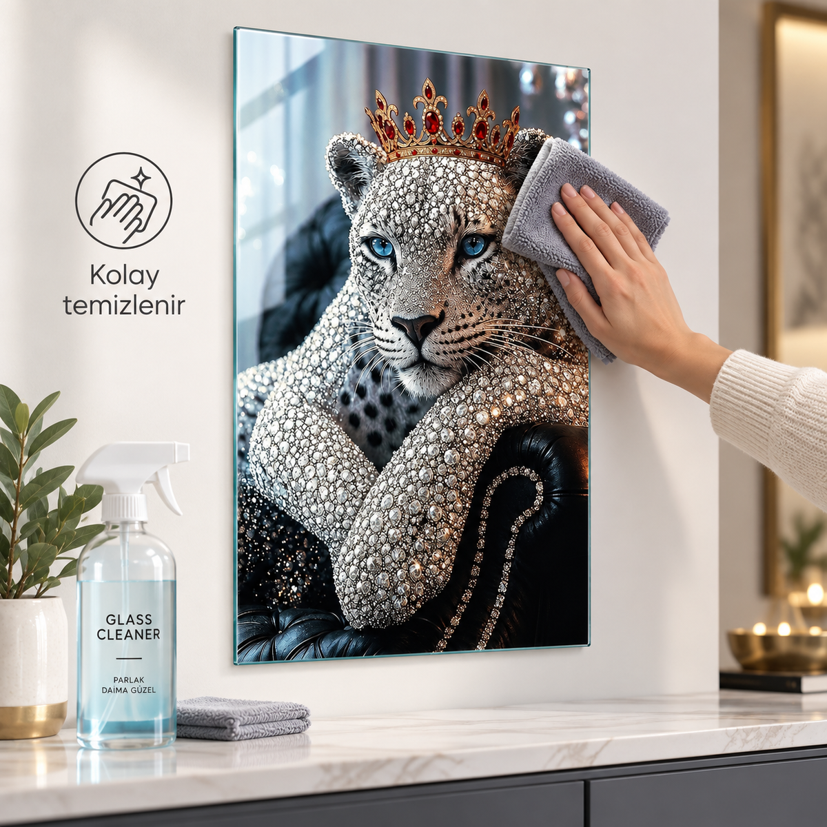 Taçlı kristal leopar cam tablo mikrofiber bez ile kolay temizlik görseli