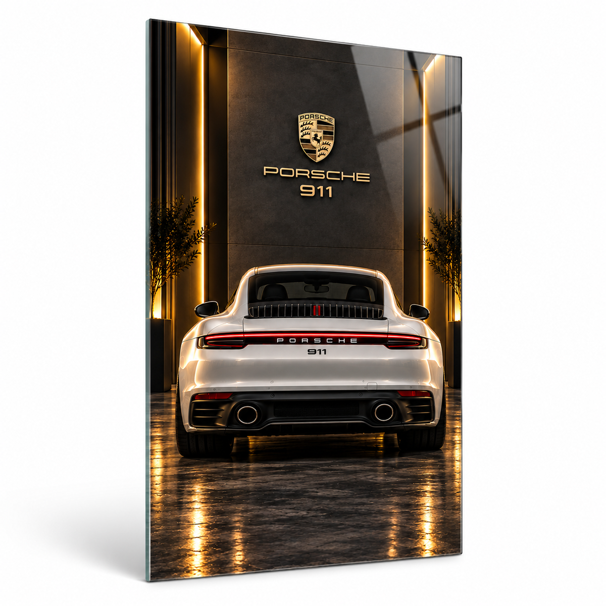 Beyaz Porsche 911 gold logolu dikey cam tablo hafif açılı beyaz zemin vitrin görseli