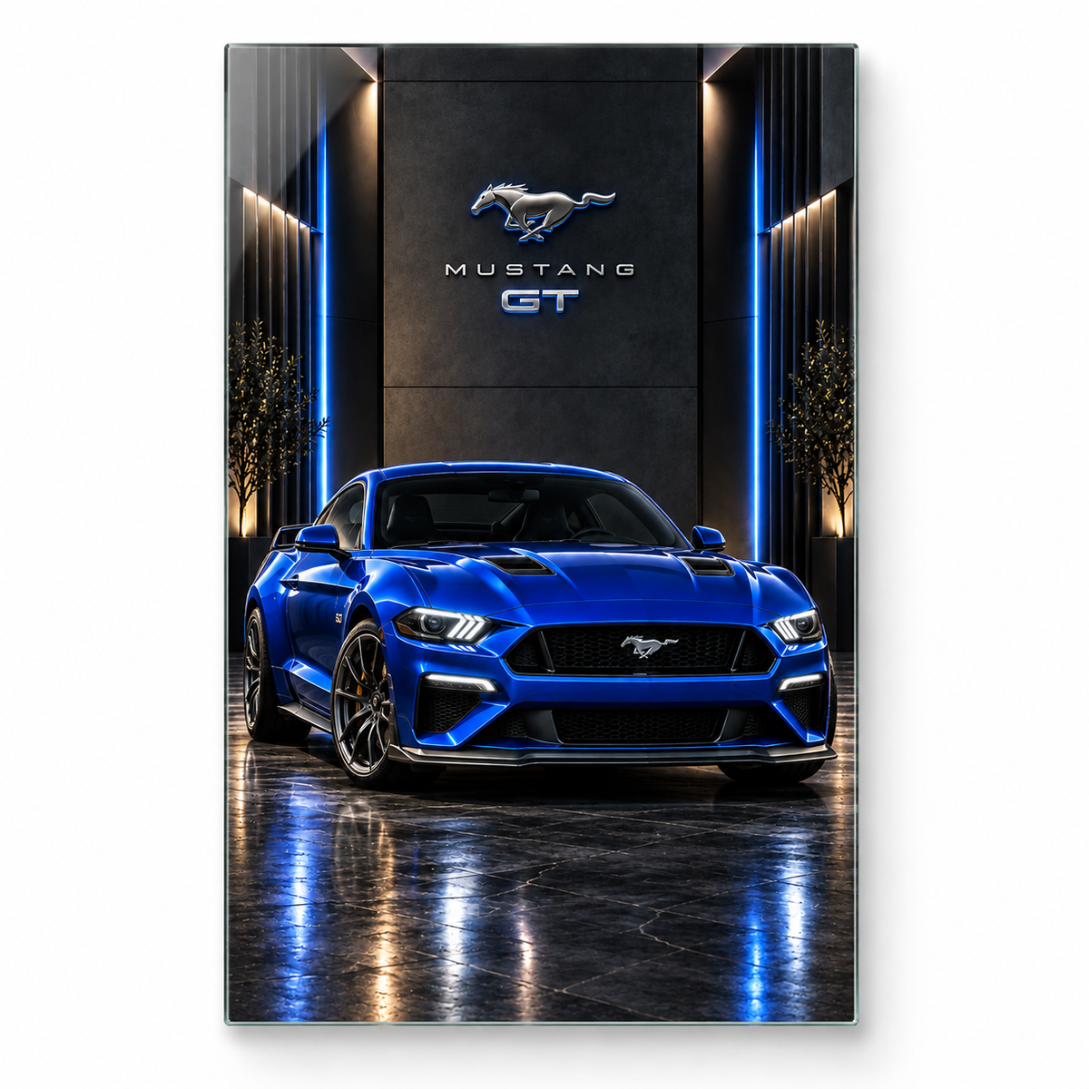 Mavi Mustang GT dikey cam tablo beyaz zeminde vitrin görünümü