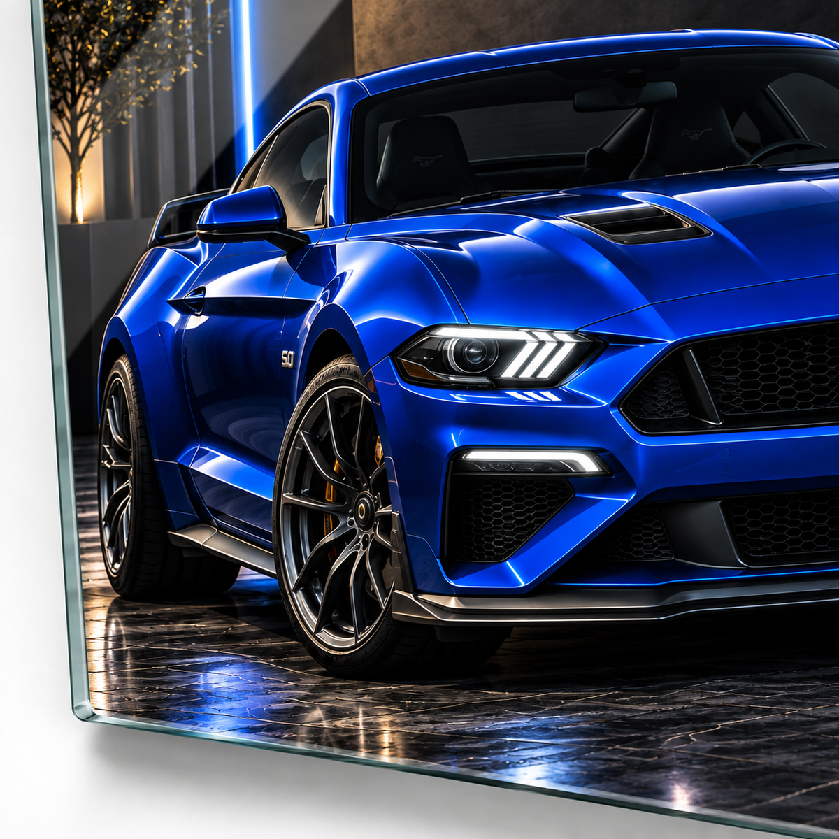 Mavi Mustang GT dikey cam tablonun UV baskı ve araç detayları
