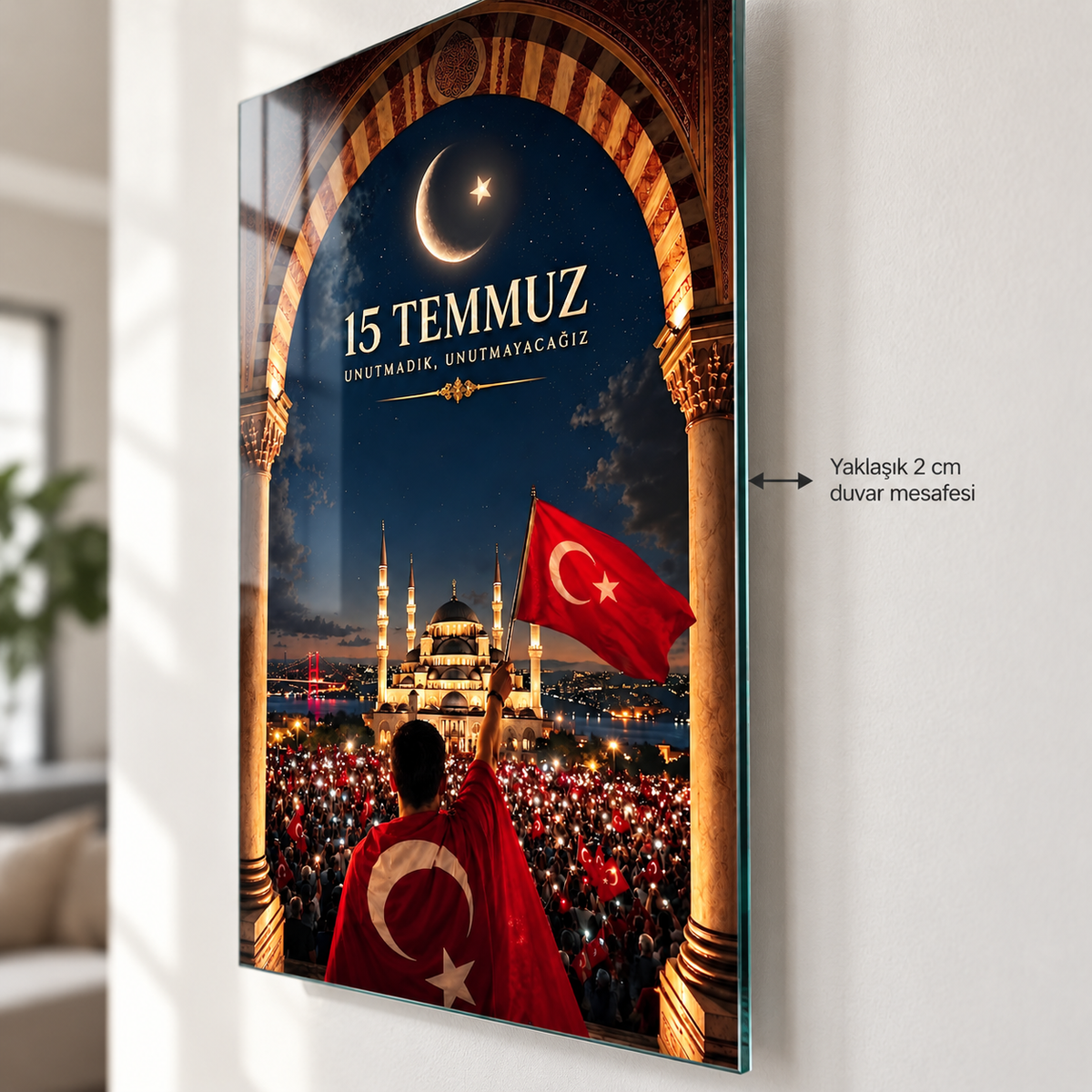 15 Temmuz Unutmadık Unutmayacağız dikey cam tablo, yaklaşık 2 cm duvar mesafesi