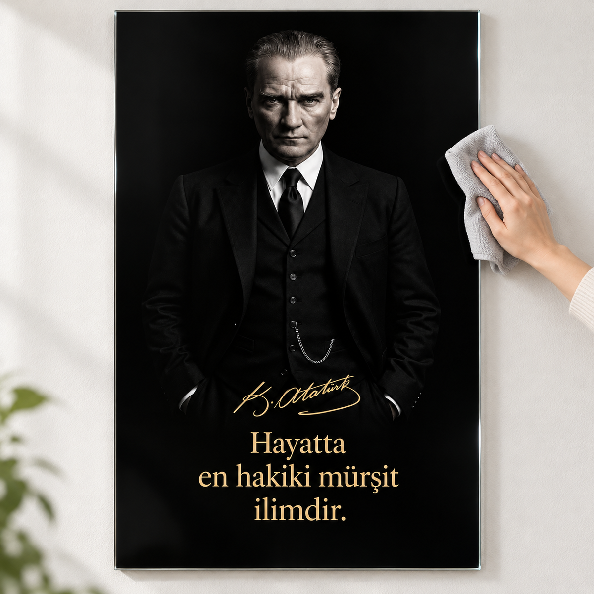 Altın Yazılı Atatürk Portresi Dikey Cam Tablo - Kolay temizlik